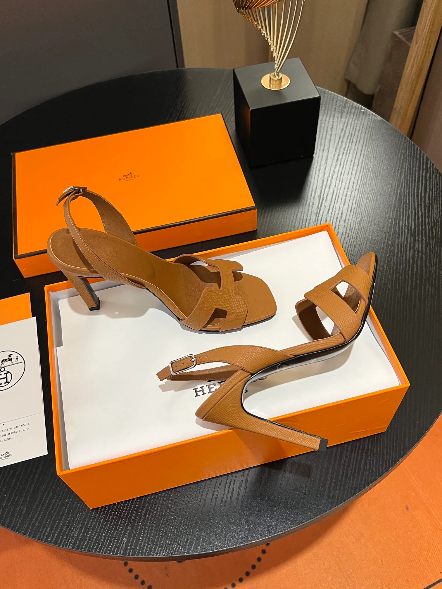 👟👟Ex-factory price 600👟👟Hermès 2023 high-heeled temperament sandals original customization! Counter synchronization! Hermès high heels have always been simple, fashionable and elegant! ! ! It can hold any style of wear, the height of 10.5cm is easy to control, and the feet feel comfortable and pressure-free! The classic and elegant style brings a sense of luxury to your feet! Highly recommended Material: Upper imported calfskin + mixed sheepskin lining Outsole: Italian genuine leather sole Size: 34-42 (34.41.42 customization is non-returnable and non-exchangeable)